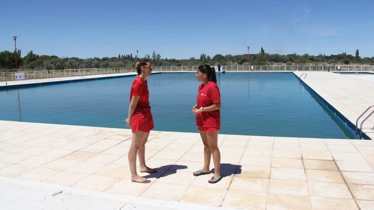 ¿Qué días y en qué horarios se puede acceder al natatorio municipal de la Isla Jordán?