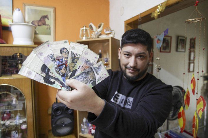 El neuquino que hace de los billetes una obra de arte