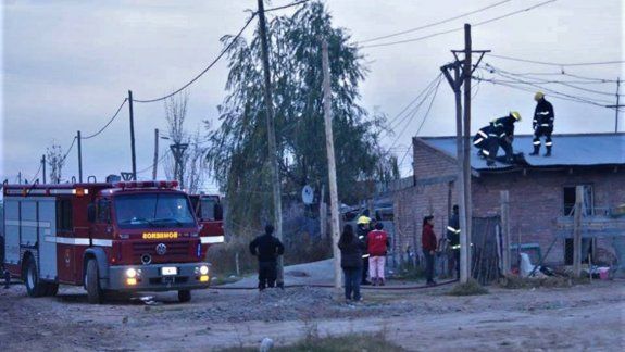 Una discusión entre madre e hija terminó con una casa en llamas.