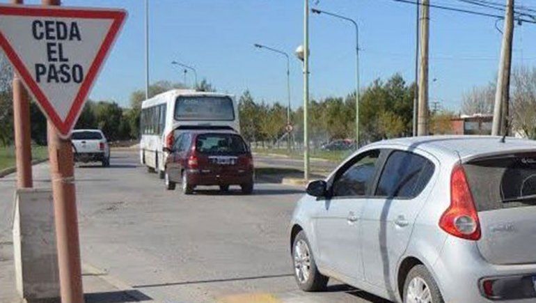 Cruzó mal, chocó y quería culpar a un automovilista