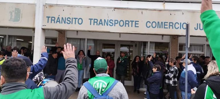 A partir del diálogo entre gremialistas y funcionarios, los inspectores del área de Fiscalización, con sede en calle Brentana, podrán acceder a mejoras en la seguridad durante el cumplimiento de sus funciones. A partir del diálogo entre gremialistas y funcionarios, los inspectores del área de Fiscalización, con sede en calle Brentana, podrán acceder a mejoras en la seguridad durante el cumplimiento de sus funciones.