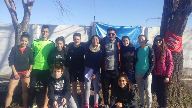 Parte de la delegación de Cipolletti que compitió en Cervantes.