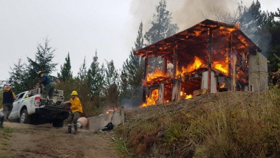 Un hombre murió al incendiarse su vivienda en El Bolsón