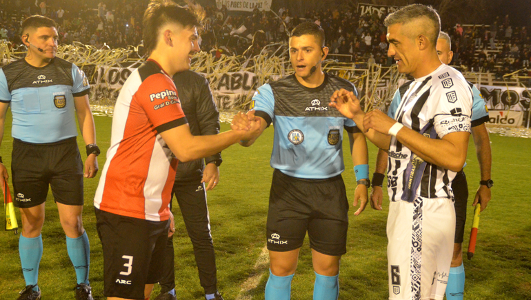Berra en el sorteo con el árbitro Correa y el capitán de Sansinena. Fotos: Antonio Spagnuolo 