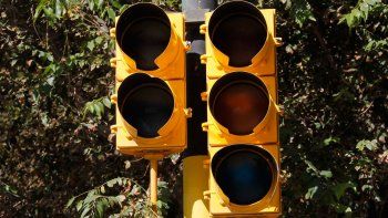 El semáforo está ubicado en la esquina de Manuel Estrada y Perú.