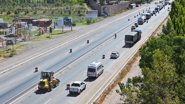 Se solicita precaución al circular ante la presencia de trabajadores en la calzada.Foto: Vialidad Nacional Río Negro.