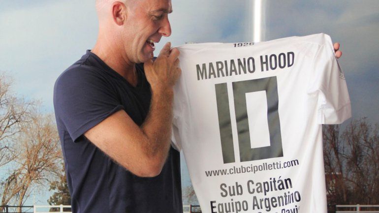 Hood muestra sonriente la camiseta que le regaló el club.
