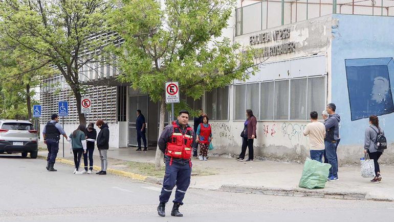 El protocolo se activa con el llamado y se procede a evacuar el establecimiento, se designan puntos seguros aguardan a la inspección de la Brigada.