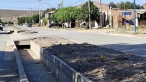 La joven motociclista tras chocar contra el camión municipal cayó al canal pluvial del barrio Preiss. 