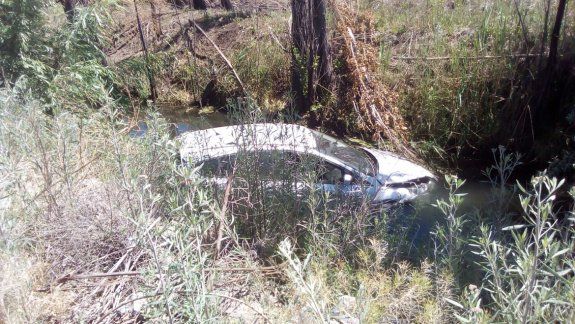 Choque en cadena: un auto terminó dentro del desagüe en Guerrico