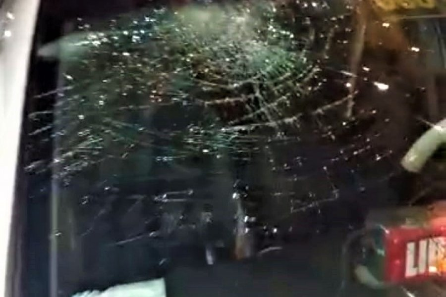 Salió furioso del casino y se la agarró con el tachero: piñas