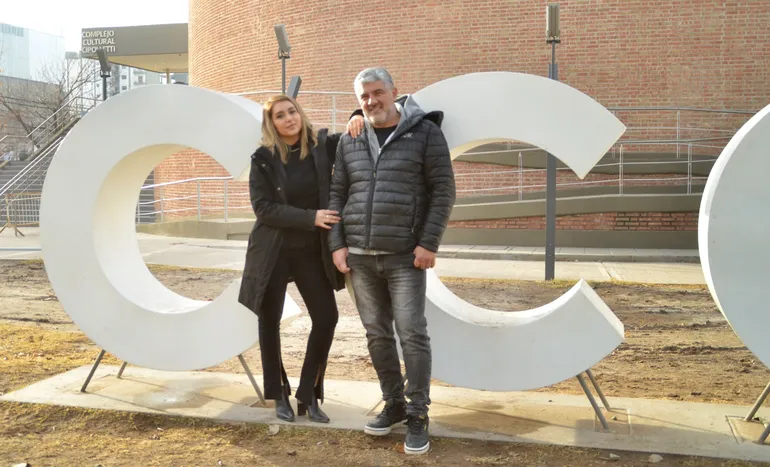 Ailén, con su hermano futbolero Roger, en reciente nota de LMC.