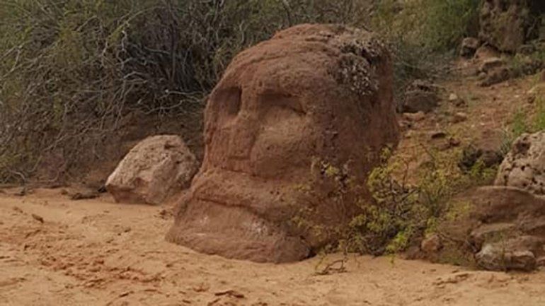 La roca con cara humana está en la Margen Sur