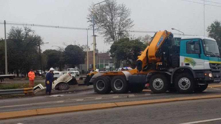 Una camioneta terminó adentro de un canal a la vera de la Ruta 151