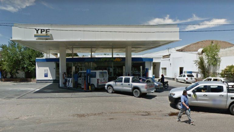 Con un caño, le robó dinero a un playero de YPF