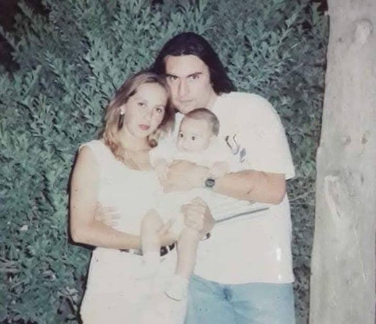 Claudia y Claudio tienen tres hijos y son felices en el barrio de toda la vida. Una hermosa historia de amor.