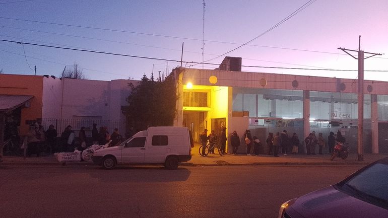 Esperaba por una bolsa de alimentos y se desmayó en medio de las bajas temperaturas