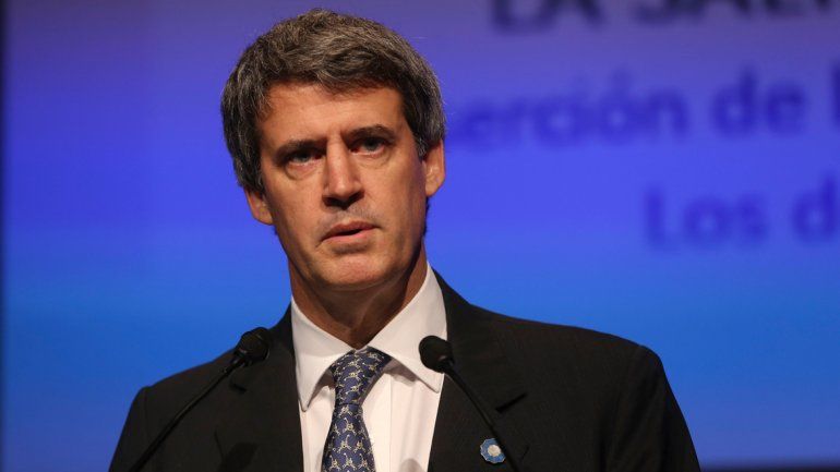 A pedido de Macri, Prat-Gay deja el Ministerio de Hacienda