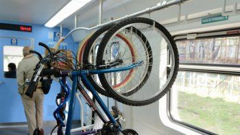 el tren del valle urbano se viene con un vagon para bicicletas