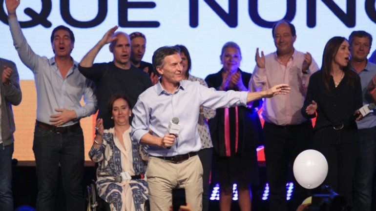 Los primeros datos oficiales le dan el tirunfo a Mauricio Macri, aunque habrá ballotage