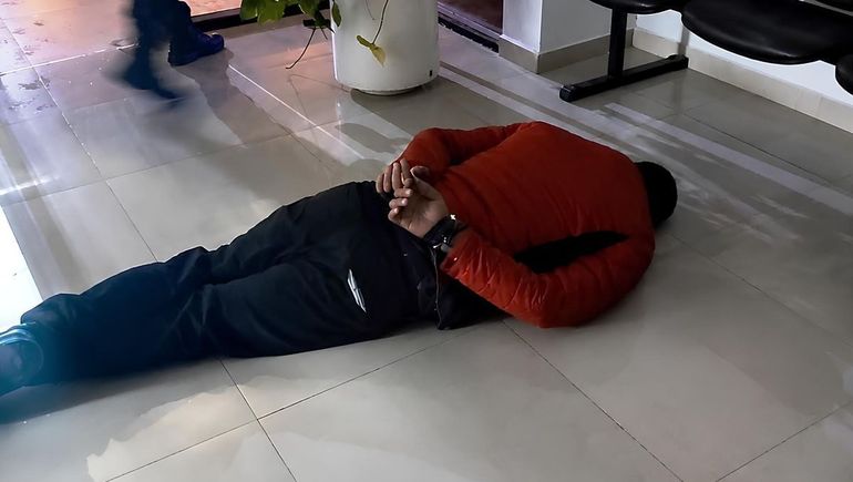 El ladrón entró a robar a las oficinas de Edersa en Allen. La Policía lo encontró en plena maniobra delictiva.&nbsp;