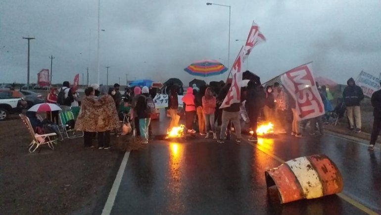 Caos para llegar a Neuquén: la provincia está sitiada con piquetes