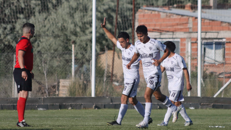Rubén Marcelino García abrió la cuenta para Atlético en la victoria sobre La Amistad. Fotos: Anahí Cárdena&nbsp;