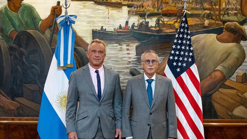 El ministro de Salud argentino, Mario Lugones y su par estadounidense Robert F. Kennedy Jr.
