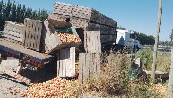 Intentó ingresar a la Ruta 22 y perdió parte del cargamento de fruta