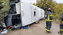 fuerte vuelco de un colectivo en villa traful con 44 pasajeros: hay 5 heridos graves