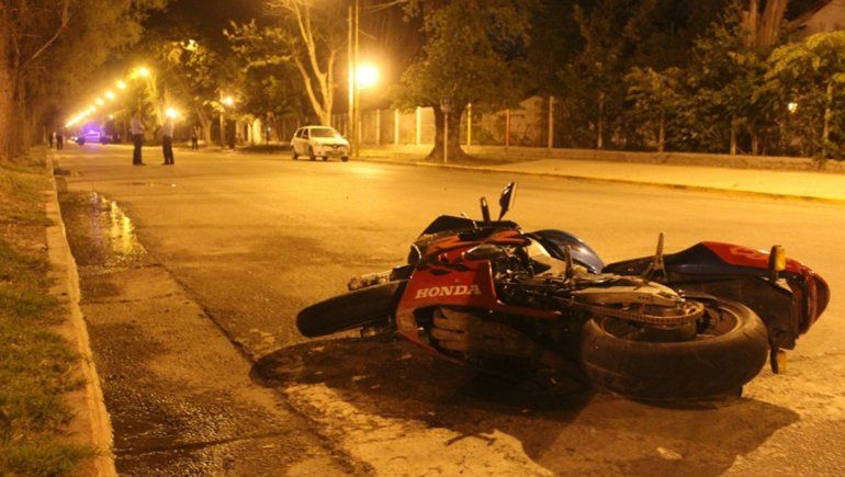 Murió tras derrapar con su moto e impactar contra un árbol