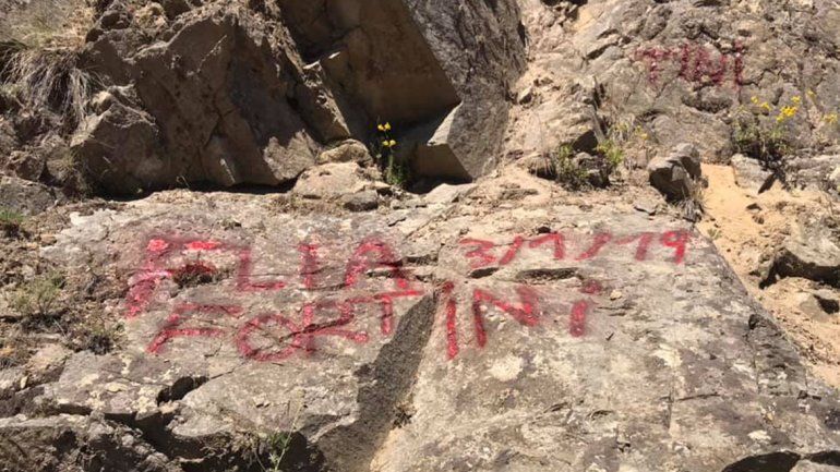 No aprenden más: una familia graffiteó una roca en los Siete Lagos y fue escrachada en las redes