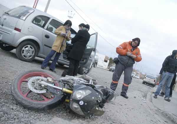 Un lesionado tras un violento choque en el cruce de La Esmeralda y Colombia