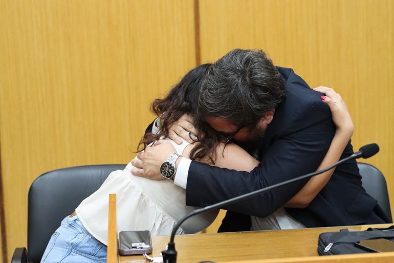 Ariana Vallejos, mamá de Valentino junto a Miguel Ángel Zeballos, el abogado querellante de la familia. 