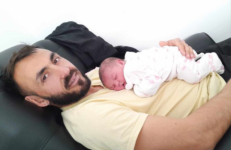 Leandro Wagner junto a su hija recién nacida. 