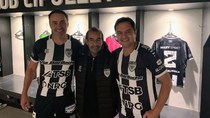 Miguel junto a Anibal Iachetti y Attilio Scoppel en el vestuario del Albinegro. 