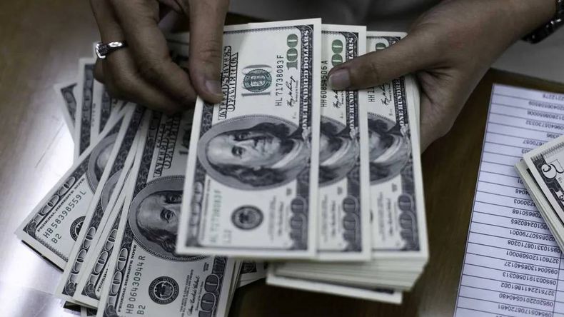 El dólar cierra la semana en alza