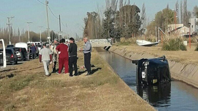 Perdió el control del auto y terminó adentro del canal en Fernández Oro