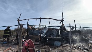 El fuego arrasó la precaria vivienda erigida en un sector descampado. En su interior los bomberos encontraron un cadáver. 
