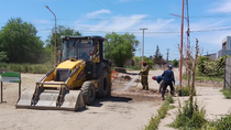 Una máquina vial rompió un caño de gas en Fernández Oro que obligó a evacuar a los vecinos.