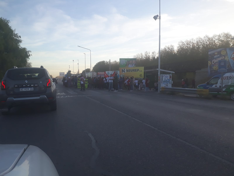 Reclamo y panfleteada en el puente generó un caos vehicular