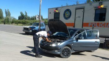 una mujer intento cruzar el control del tercer puente con un auto robado