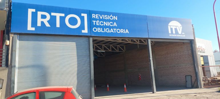 Un taxista sostuvo que a los vehículos del rubro se les estarían planteando exigencias demasiado estrictas en la revisión técnica obligatoria. Se abre la polémica.