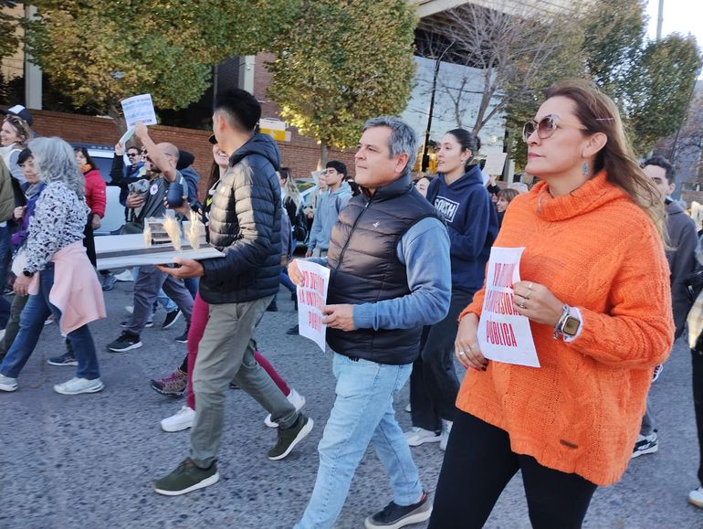 La legisladora Lorena Matzen y el legislador Bernatene, del radicalismo, se sumaron al reclamo. 