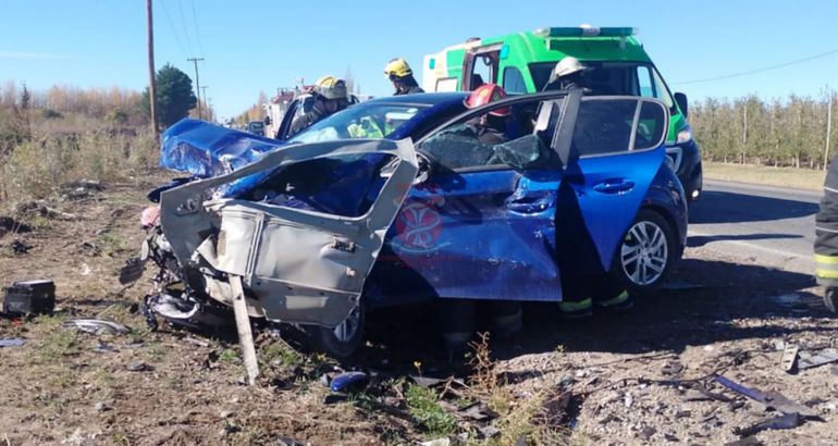 Dos autos quedaron destrozados tras el choque. Foto: gentileza Bomberos de Roca.