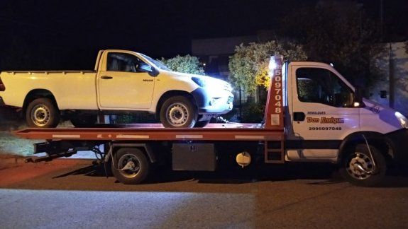 Robaron una suma millonaria de un edificio y lo tiraron en un baldío
