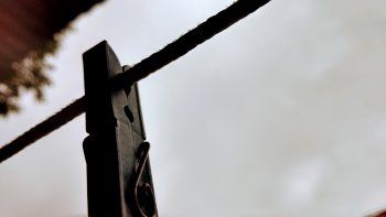 una mujer murio electrocutada cuando colgaba la ropa