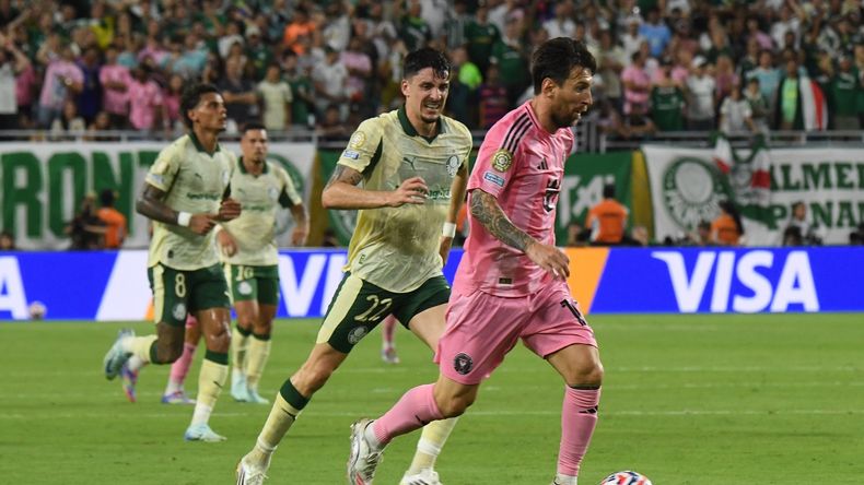 Lionel Messi encarando con la pelota contra Palmeiras, en el Mundial de Clubes. 
