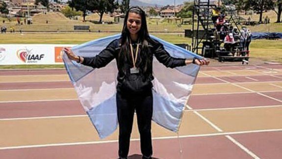 Martina Escudero con la bandera argentina en Cuenca, Ecuador.
