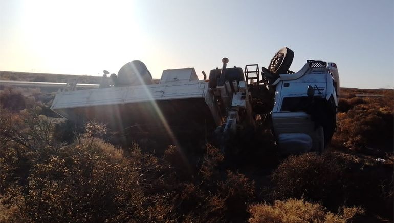 Espectacular vuelco de un camión en la Ruta 151